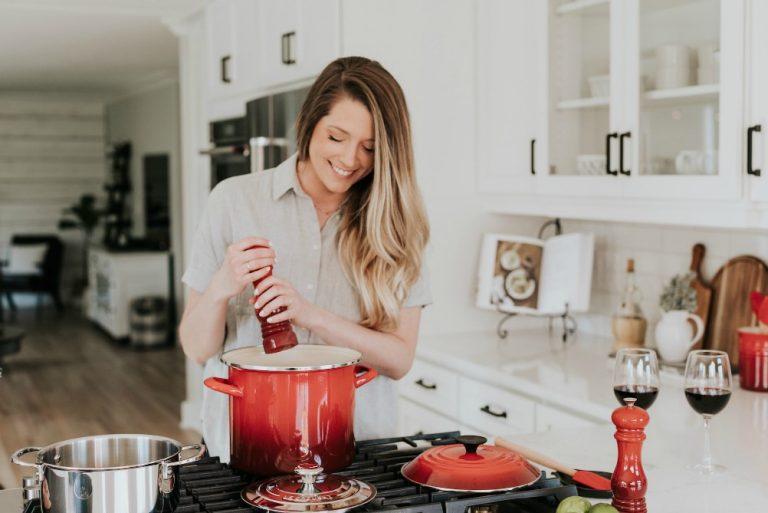 Juggling Work and Cooking: Effective Tips for Working Moms