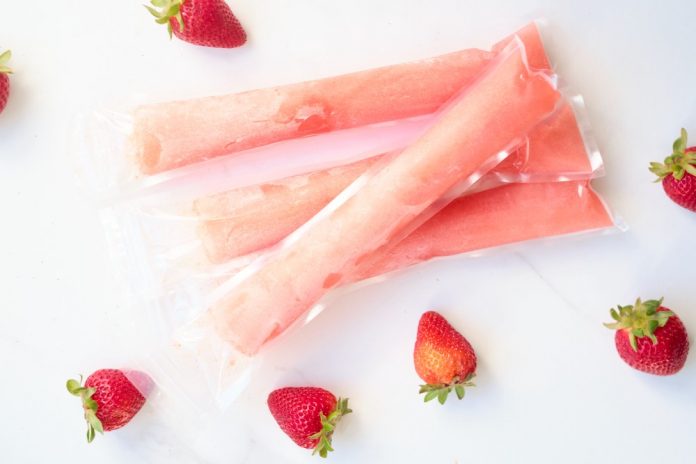 Sangria Ice Pops: White Wine and Strawberry Freezies - OMC