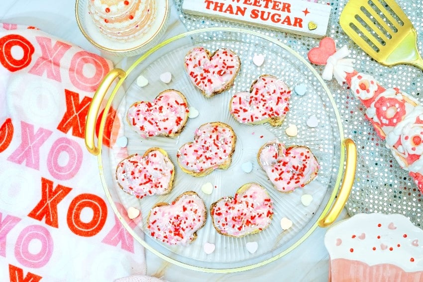 how to make heart-shaped cinnamon rolls